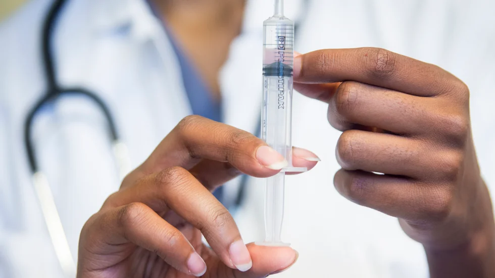 En kvinnlig läkare skrev ut narkotikaklassad medicin till en patient som hon sedan hämtade ut själv.