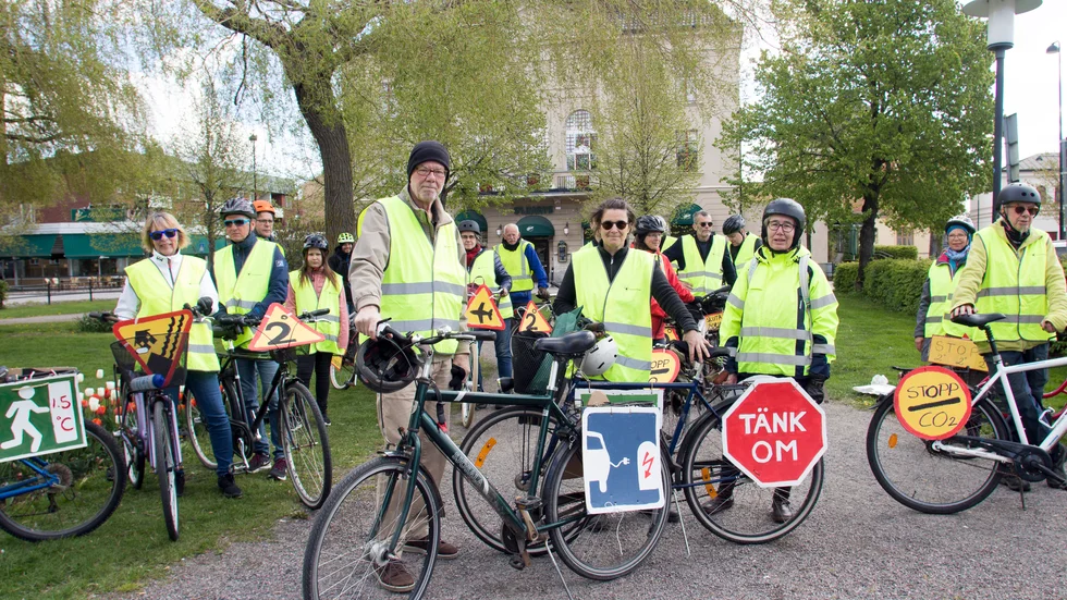 Ett trettiotal cyklister samlades på lördagsförmiddagen i järnvägsparken för att tillsammans cykla för klimatet.