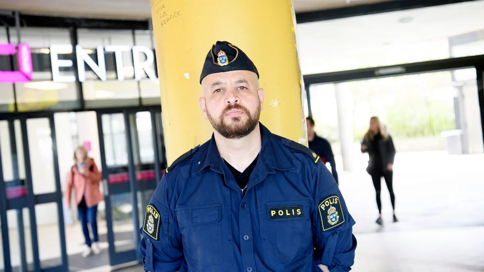 Fler barn och unga kommer att röra sig i riskmiljöer i sommar, samtidigt som insynen från vuxenvärlden minskar, befarar Botkyrkapolisen Martin Lazar.