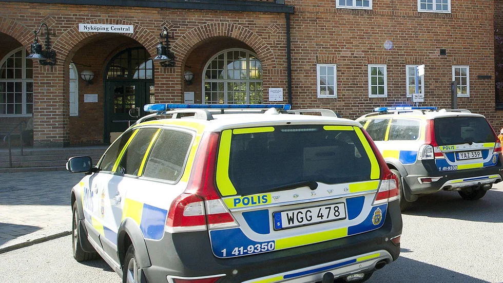 Polisen var på plats när tåget anlände till Nyköping, strax därefter kunde två misstänkta gärningsmän gripas i närheten.