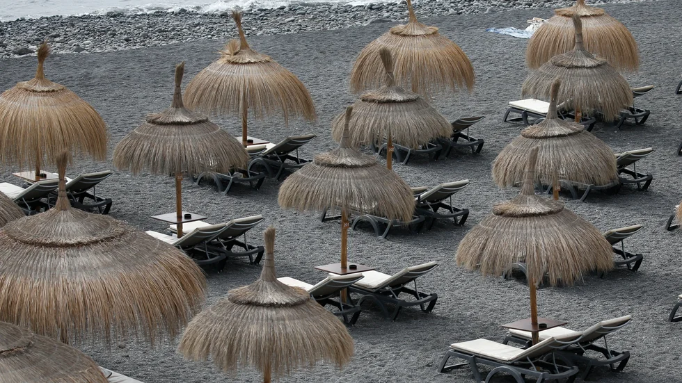 Tomma solstolar på en strand i La Caleta på Teneriffa. Arkivbild.
