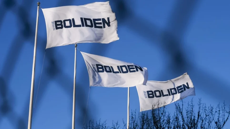 Boliden kompenserar personalen upp till dess ordinarie lön under tjänstledigheten, men också vad gäller semester och pensioner.