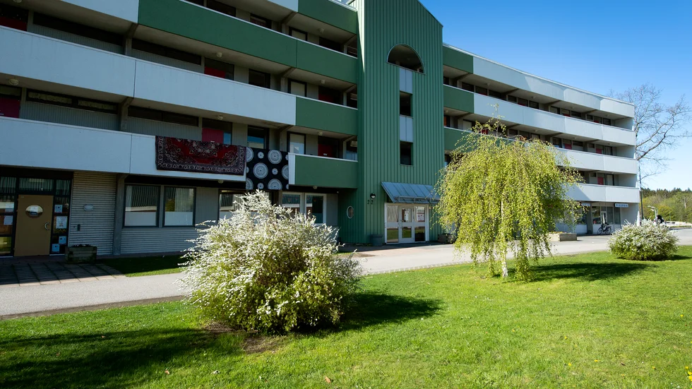 Här på gräsplätten utanför Brandkärrsvägen 22 låg offret blödande då polis och ambulans kom till platsen.