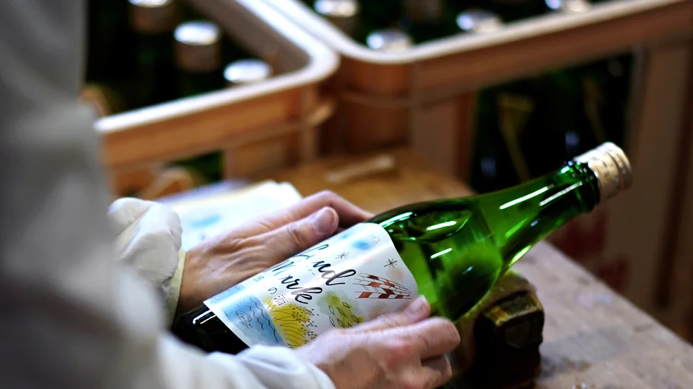 Sake avnjuts numera helst hemmavid – men gärna i kollegers digitala sällskap. Genrebild.