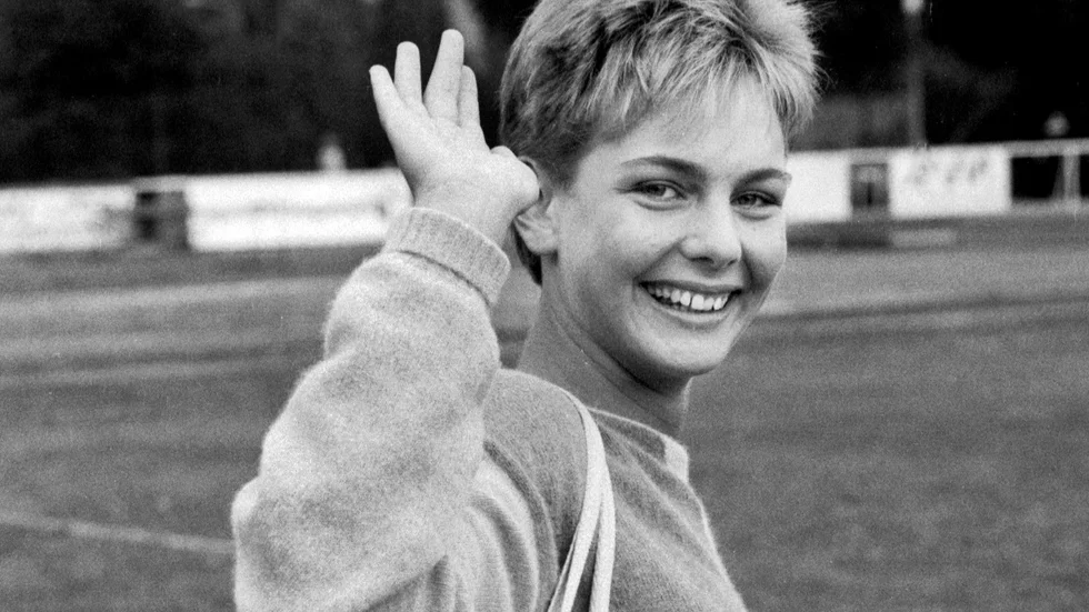 En 17-årig Eva Herlitz vinkar till UNT:s fotograf inför avresan till Ungern och landslagsuppdrag.