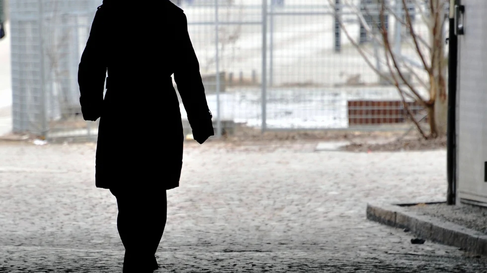 Kvinnorna lockas ofta hit under falska föreställningar om arbete och höga löner, skriver debattörerna.