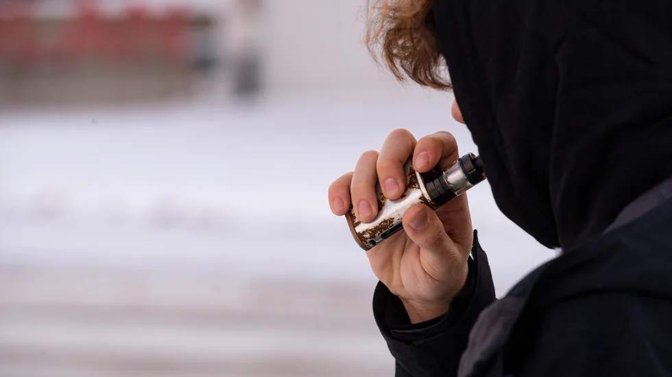 Att vejpa eller röka så kallade E-cigaretter har blivit allt vanligare på senare år.