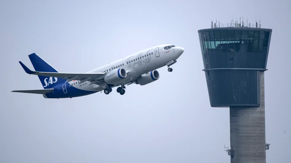 Om regeringen menar allvar med sitt klimatarbete vore det läge att låta flyget minska i omfattning, menar debattören.