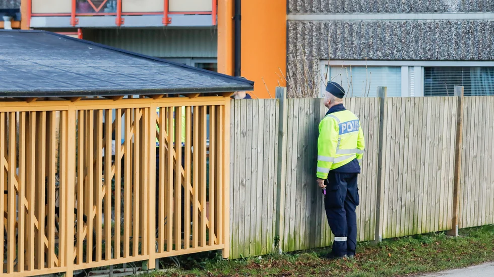 Poliser på plats vid lägenheten på Gråbo dagen efter misstänkta mordet.