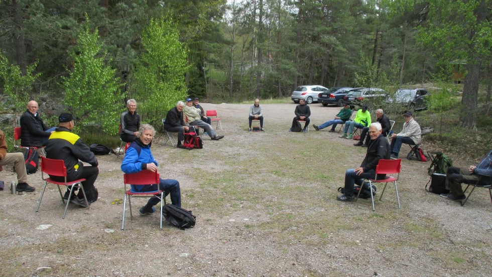 Tunafors bastugubbar i Skogstorp tog ett sju veckor långt uppehåll i umgänget. Sedan satte man sig var och en för att fundera ut hur man kan träffas riskfritt. "Det här fungerar faktiskt".