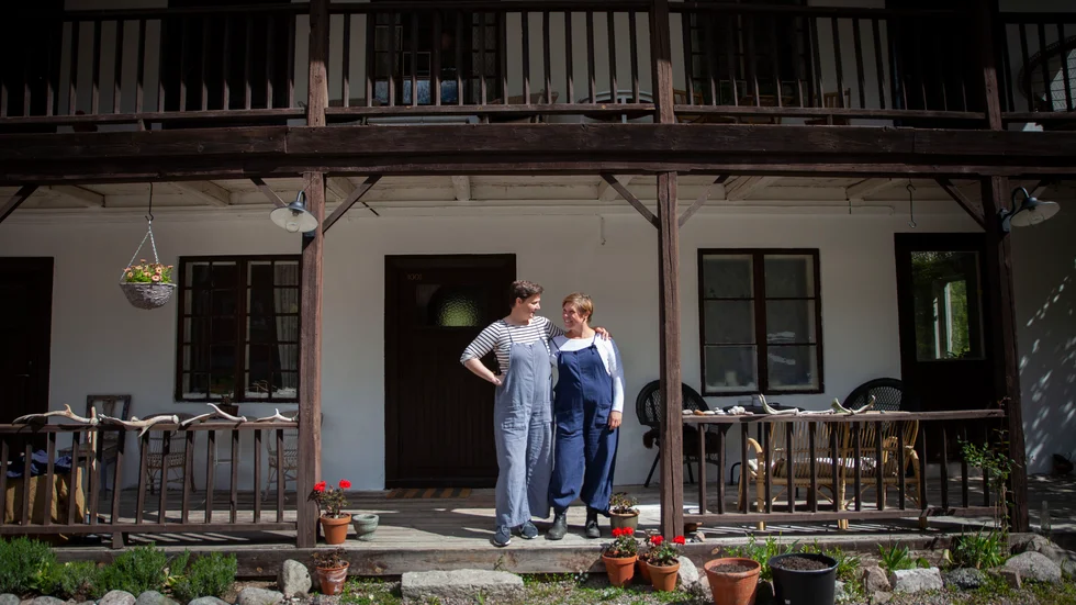 "Vi älskar det här huset med alla dess egenheter". Nordost om Åtvidaberg ligger Borkhult, som fått extra liv och rörelse sedan systrarna Elisabet och Matilda gjorde om arbetarbostaden Lapphem till kafé, hotell och levande kulturhus.