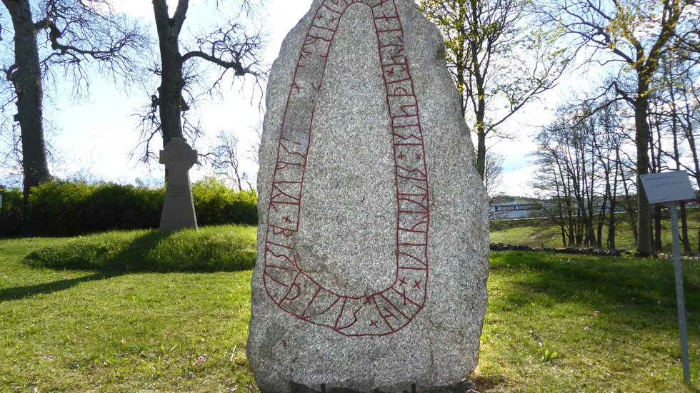 Runstenen som Vigöt reste till minne av sin bror Torgöt. Den står på Sörby kyrkogård, strax intill platsen där Sörby kyrka stod före 1791 när den revs.