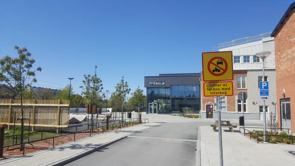 Nu är det stopp för fordonstrafik vid kulturhuset Möbeln i Tierp. Oro för unga och äldres säkerhet är orsaken till förbudet.