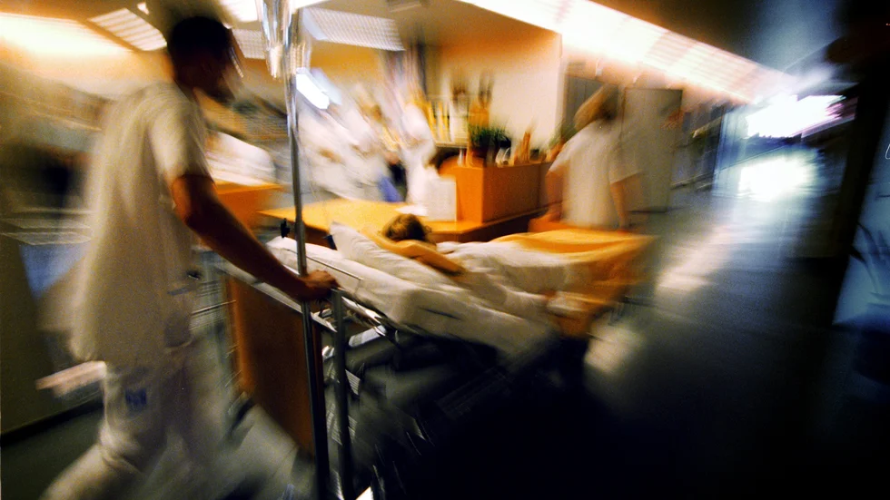 Förhastat att säga upp vårnära service-personal, anser Sixten Palovaara.