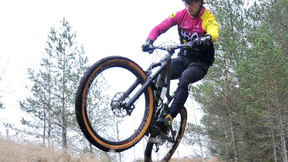 Simon Carlsson från Trosa  kommer få vänta till i höst med att tävla i cykelenduro där han tillhör Sverigetoppen. Och det är högst osäkert om det ens blir några nationella tävlingar då.