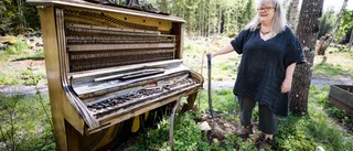 Musikarbetaren Pia Olby har ett piano i trädgården