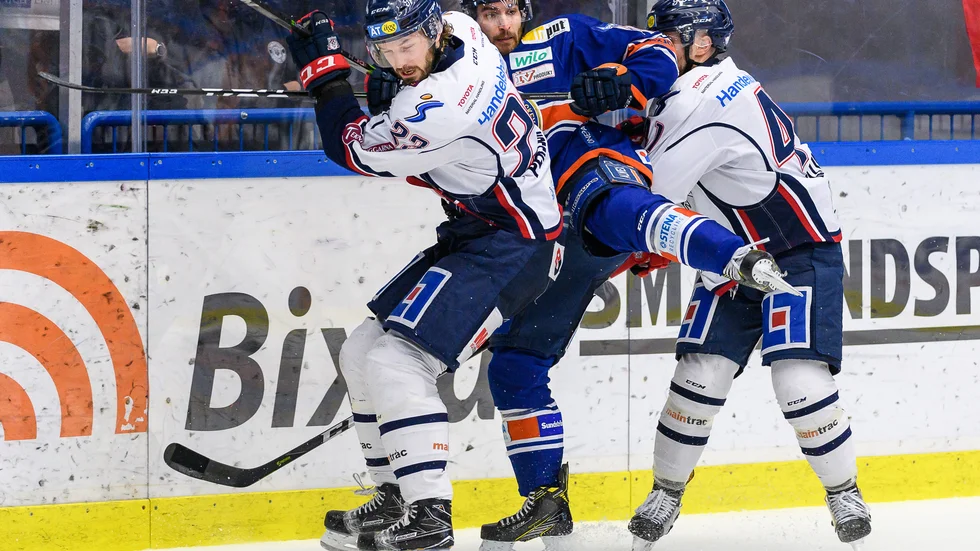 Niklas Persson, då spelare i LHC, i duell med Andrew Calof, då i Växjö.
