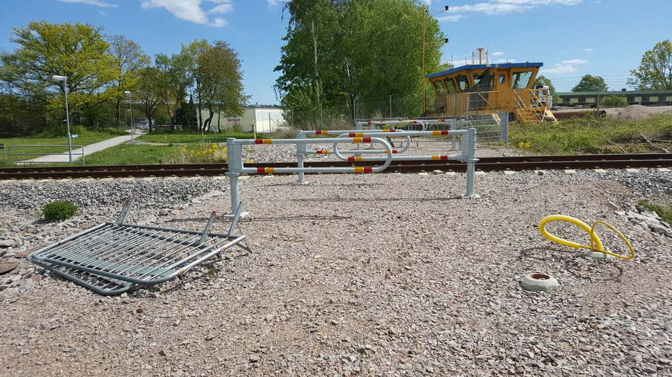Järnvägsövergången som förbinder Tjustvägen med Östra ringvägen i Gamleby har stått ofärdig under lång tid. Och det dröjer innan den blir klar.
