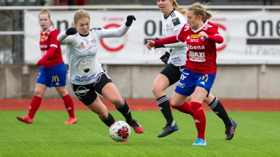 Lisa Pålssons Motala AIF förlorade premiären i division två. 