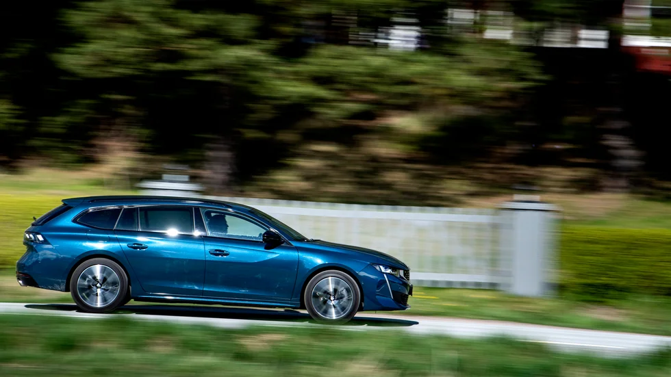 Den verkar ha en låg angreppsvinkel, nya Peugeot 508. Men det är delvis en synvilla, 508 är ungefär lika hög som Volvo V60. Ändå känns den trängre.