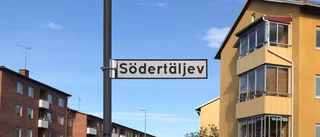 Chaufför backade in i entrétak – brottsmisstänkt