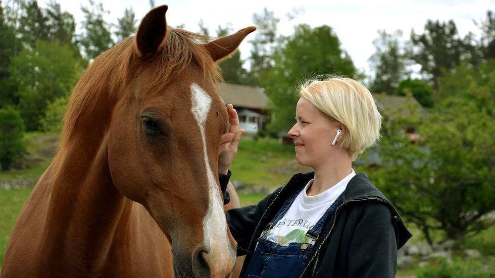 Tina Carlsson, mottagaren av årets Mankell-stipendium, med hästen "Flashy", en av fem hästar på Storgården.