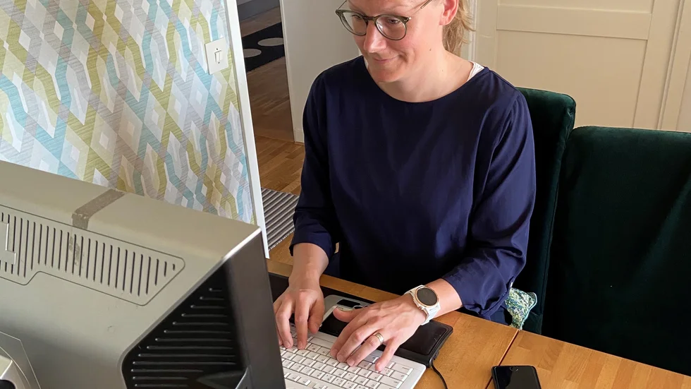 Kontoret hemma i vardagsrummet. Elin Tidblom Jonsson och de flesta av jobbarkompisarna på Siemens har haft det så här under våren.