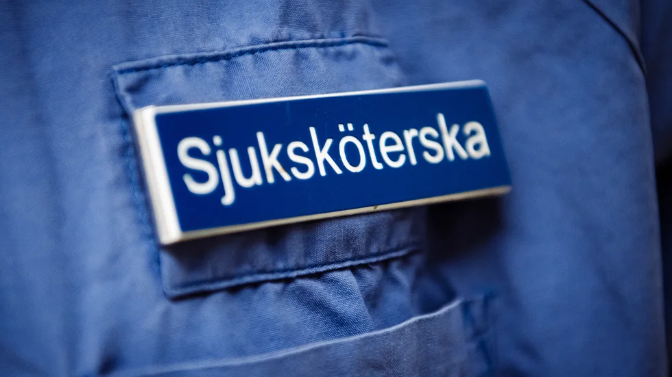 Anställ fler sjuksköterskor i äldreomsorgen. Trots att behoven av sjuksköterskekompetens ökar visar statistik från Socialstyrelsen att antalet sjuksköterskor i kommunal hälso- och sjukvård minskar.