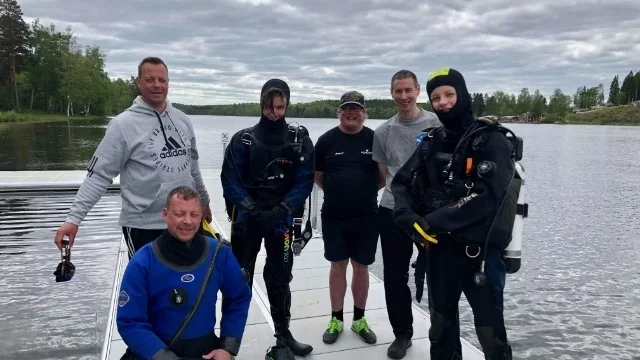 Nichlas, Pontus, Michael och Melvin Hesselgård, Erik Johansson och Rolf Åberg vid Nossenbadet som också genomsöktes. 