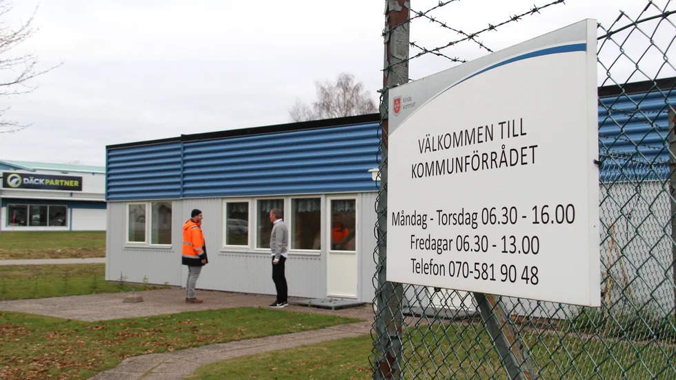Gatu- och parkavdelningen, som håller hus vid kommunförrådet i Kisa, behöver få förstärkning i form av en driftledare. Nu vill samhällsbyggnadsnämnden anställa.