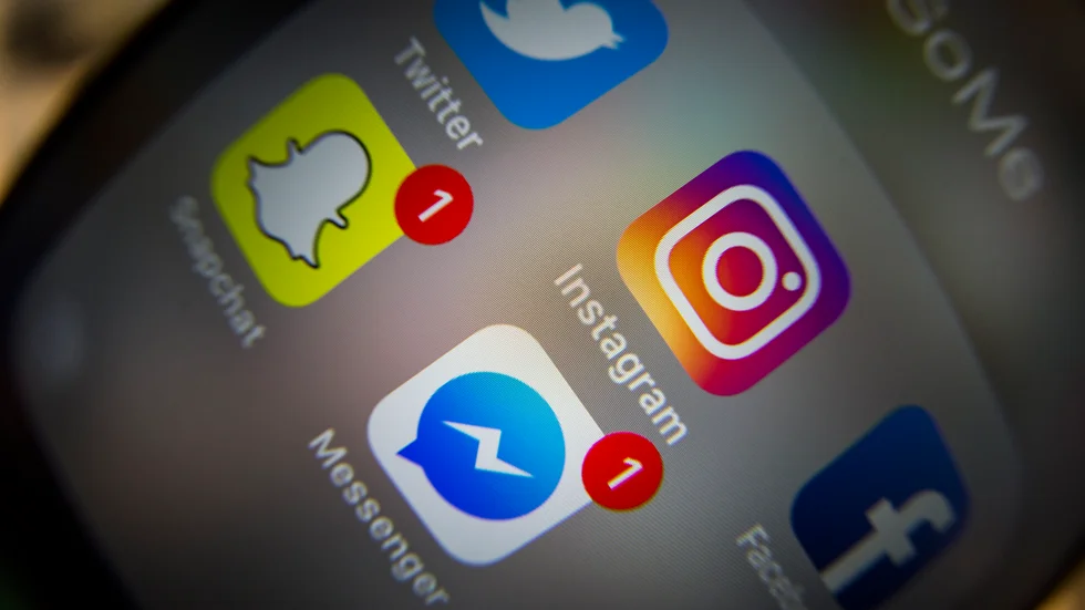 "FB, Facebook eller Fejan är ju helt fantastiskt. Där delar människor med sig av sitt privatliv till världen."