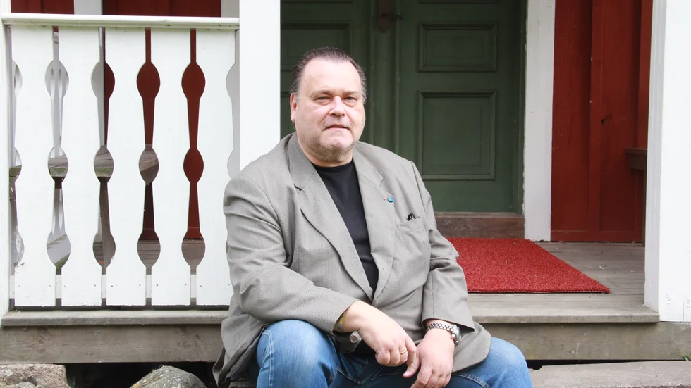Gunnar Larsson menar att han har vidarebefordrat mejlen för att diskutera innehållet i dem.