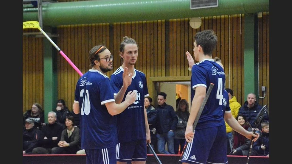 Erik Stejdahl firar ett av tolv mål för HM IS mot Husar B. 