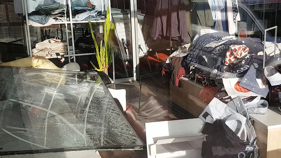 De båda männen misstänks ha stulit kläder för runt 100 000 kronor i Vimmerbybutiken. Den här gången återfanns stöldgodset i den bil två tjuvar lämnade när polisen jagade dem.