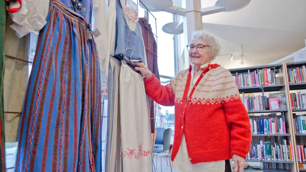 Margareta Hjorth har sytt flera folkdräkter genom åren, bland annat Frustunas sockendräkt som hon visar upp här.