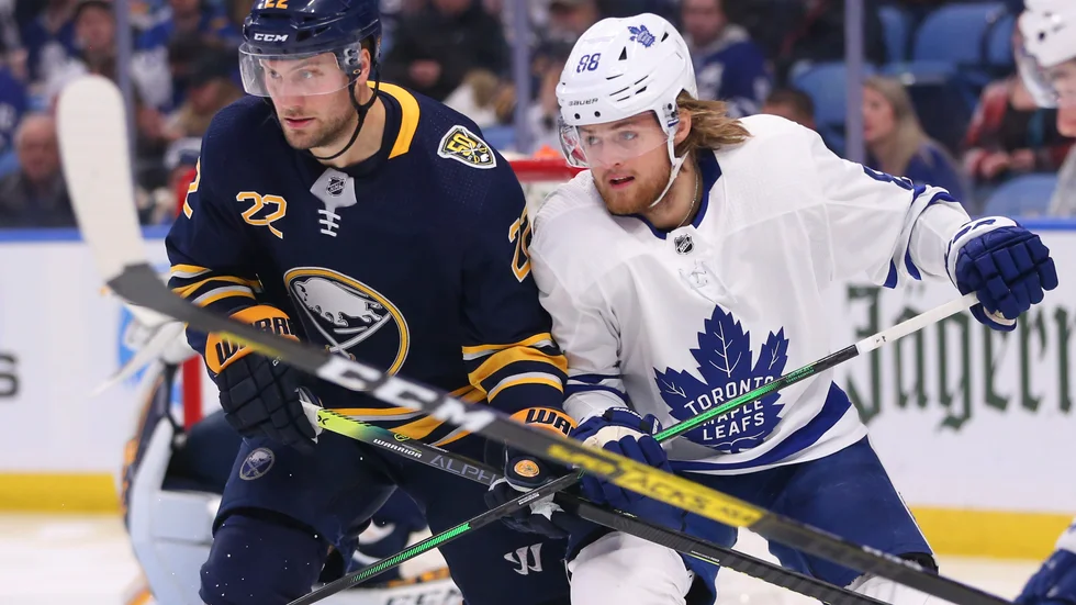 Johan Larsson i kamp med Torontos stjärna William Nylander.