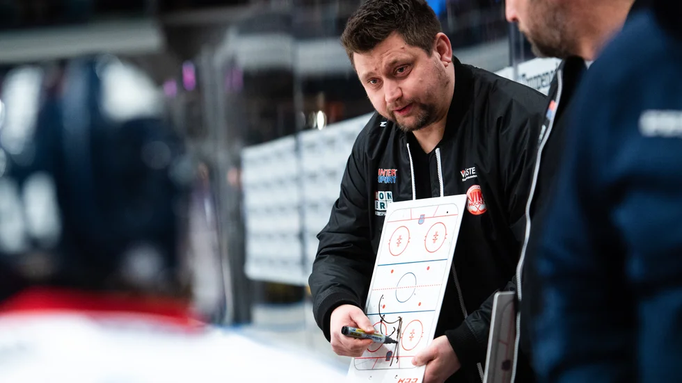 Mattias Karlin och VIK reser under lördagen till Karlskoga för möte med serietvåan BIK.