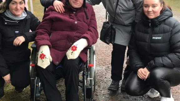 Ulla Andersson, som anlitat Vallonens hemtjänst, tillsammans med delar ur personalen på julmarknaden i Österbybruk: Fr Tove Höglund, Hanna Höglund, Anette Gustafsson och Josefine Hållén.