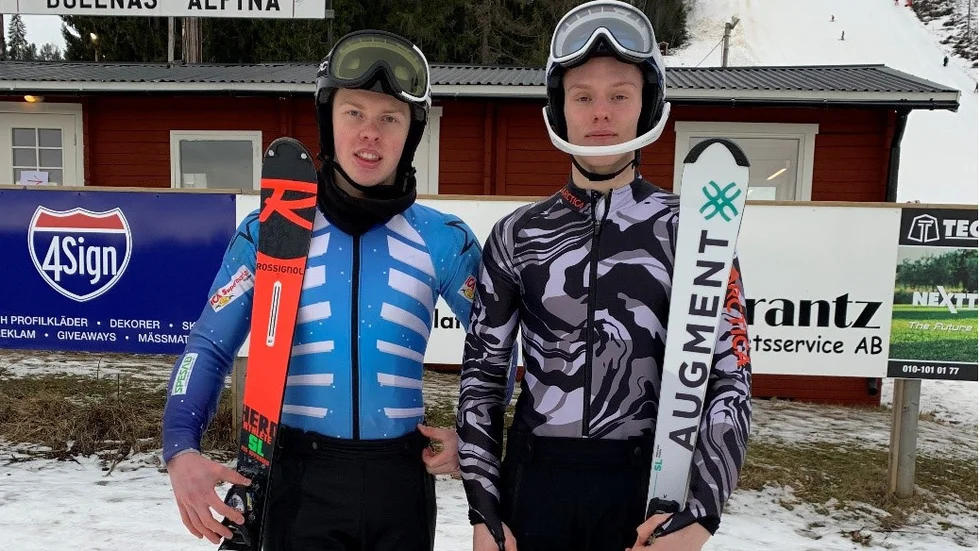 Linus Berlin, till vänster, fick kliva upp på pallen och klubbkompisen Jonathan Karlsson blev topp tio i FIS-tävlingen i Bollnäs.