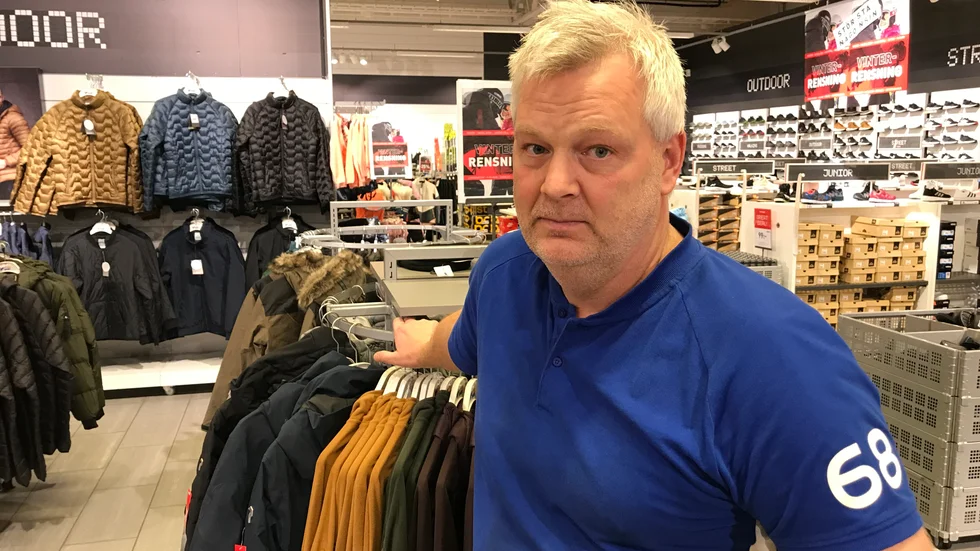 Christer Andersson, butikschef på Intersport i Katrineholm, konstaterar att man hade tjänat mer pengar om det varit snö, men att butiken inte står och faller med vinterförsäljningen.