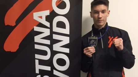 15-årige talangen Sasa Misljenovic från Eskilstuna Taekwondo-klubb tog under den gångna helgen JSM-guld i Borlänge.