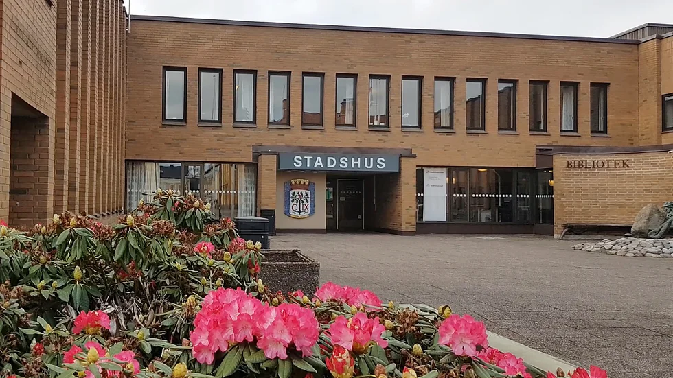 Antalet anställda i kommunens HVB-hem för ensamkommande har minskat markant de senaste åren, men enligt Robert Lindström på socialförvaltningen har samtliga övertaliga erbjudits annan tjänst.