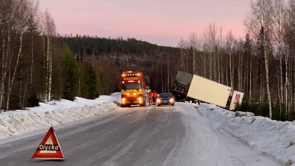 Två bärgare kallades till platsen. Det rådde totalstopp i båda riktningarna under bärgningsarbetet.