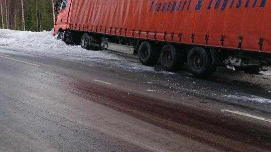 Vittnen har berättat att semitrailern kört fort i förhållande till väglaget. 