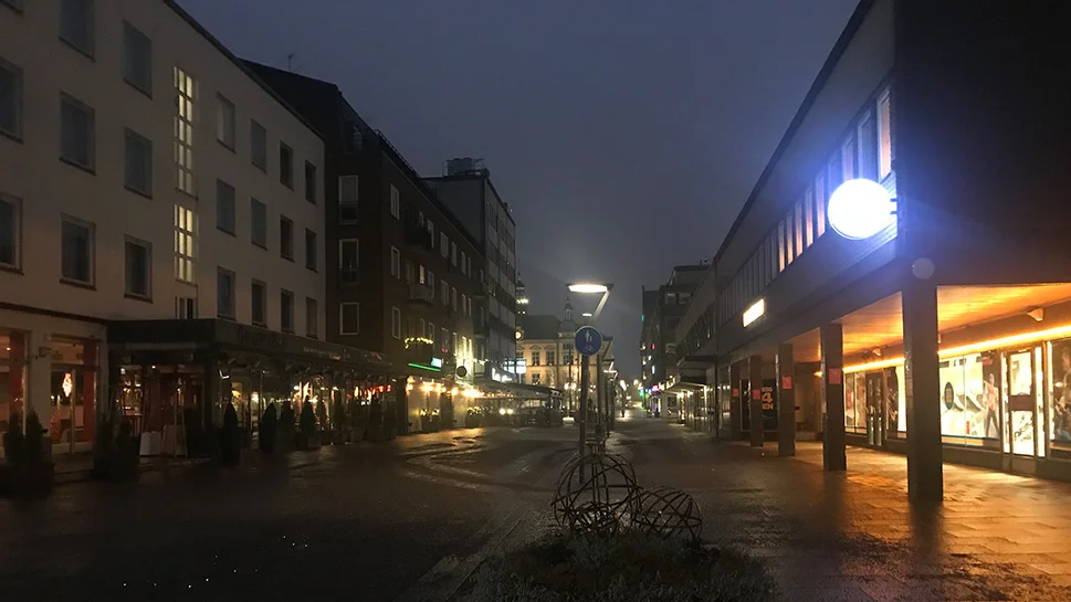 En man i 25-årsåldern greps under natten till lördagen på Nybrogatan för att ha bitit en annan kroggäst i fingret.