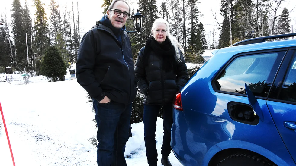 Rolf och Britta Westergaard köpte en biogasbil efter att fått löfte om att det inom kort skulle öppna en tankstation även för privatpersoner i Luleå. "Vi tvingas åka till Boden för att tanka Luleå-biogas", säger de. 