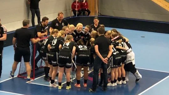 På söndagsförmiddagen spelade tjejlaget med sorgeband. En tyst minut hölls för Carl.