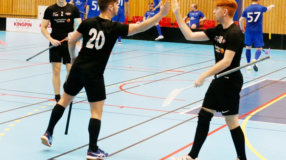 Philip Svahn tackar kedjekamraten Christoffer Pettersson för den fina passningen fram till 6-5.