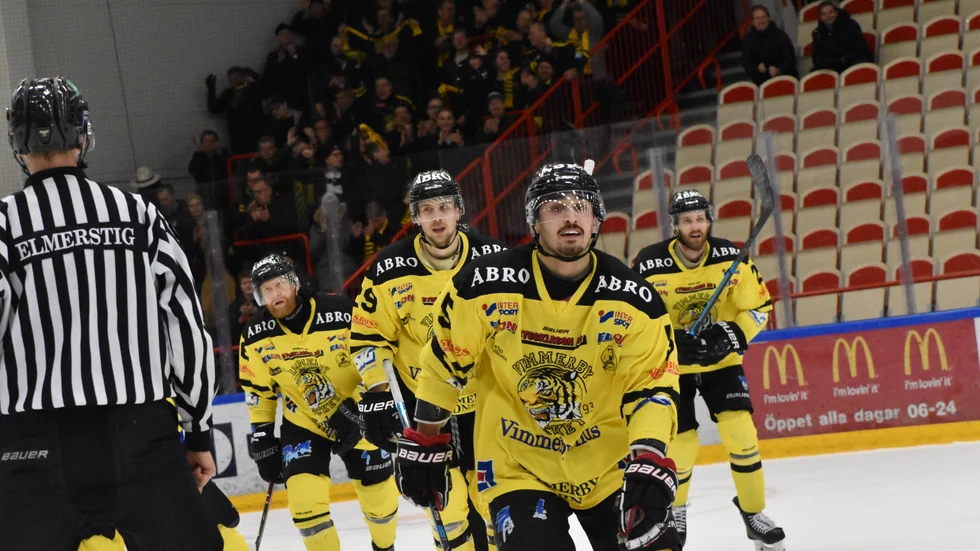 Ljungby Arena toppar vår lista över hockeyarenor i serien. Här har Vimmerby vunnit playoff 2 mot Troja förra säsongen. I förgrunden ser ni Kevin Karlsson, som numera spelar i just Troja. 