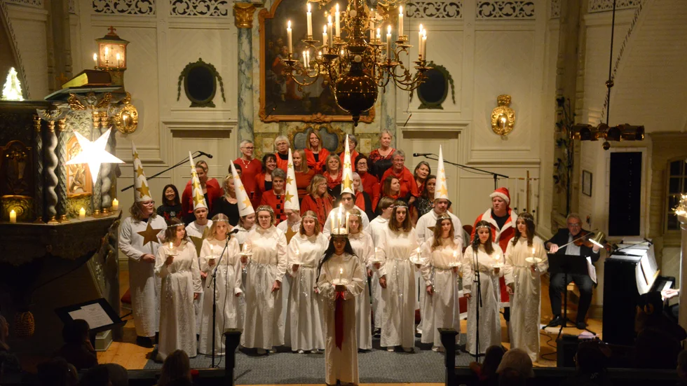 Arezoo Amini heter Arjeplogs lucia. Här med sina klasskamrater från årskurs 9, samt Mariakören.